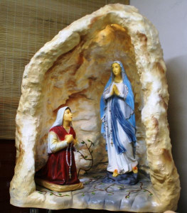 Grota z figurami
