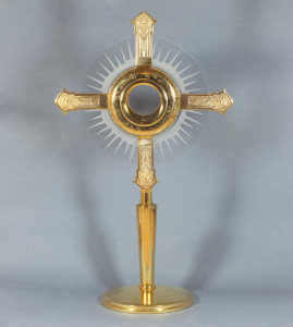 Monstrancja złocona z krzyżem, wysokość 59 cm