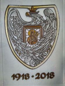 Witraż z ryngrafem na odzyskanie niepodległości 