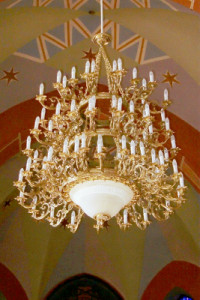 Duży żyrandol mosiężny 