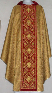 Ornat z pasem haftowanym komputerowo na czerwonym aksamicie, dł. 130 cm, szer. 160 cm